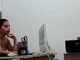 la jefe me saco la verga para chuparmela y luego me la tire